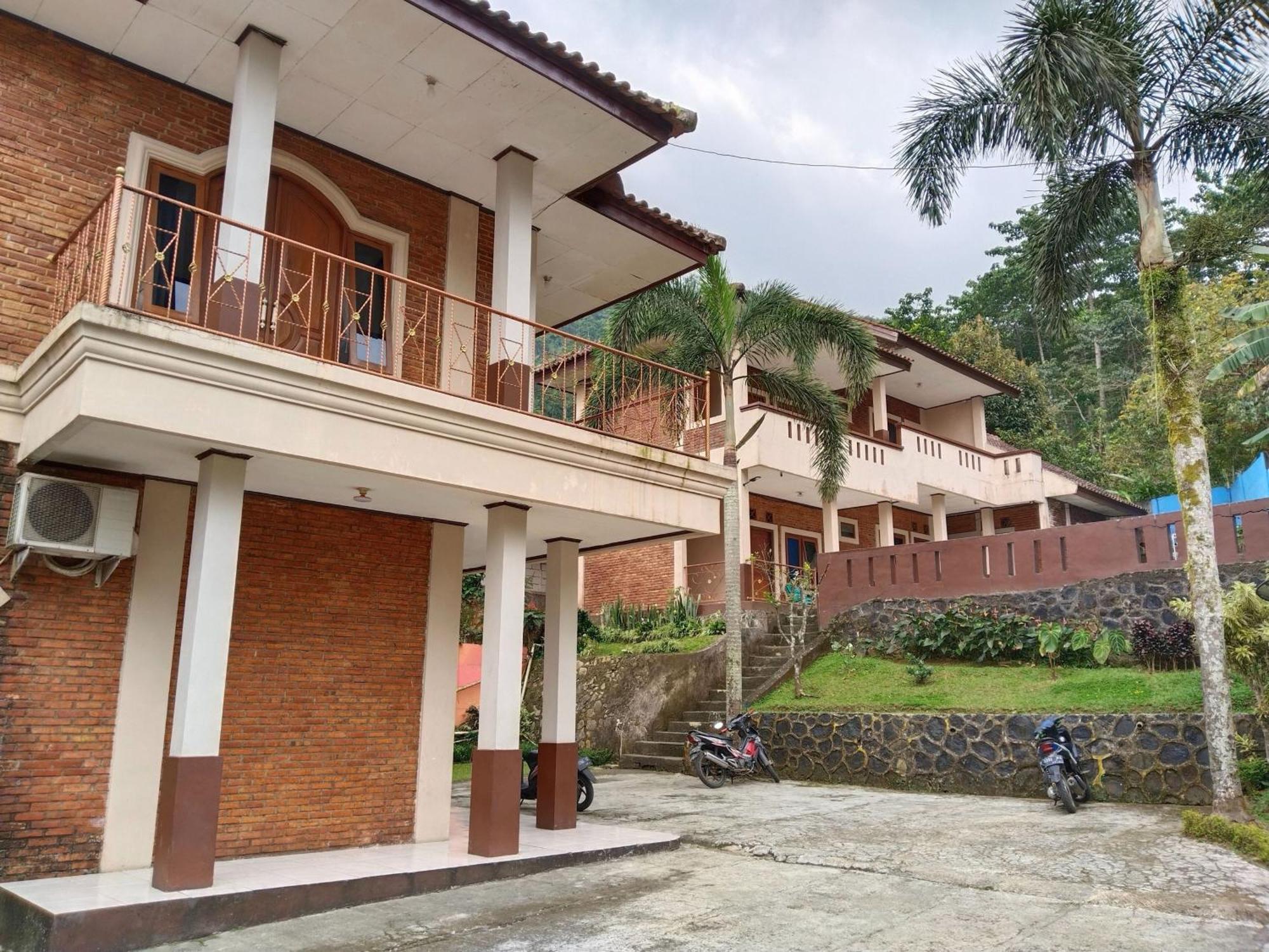 Villa Yustisia Curug 7 Cilember Cisarua Bagian luar foto